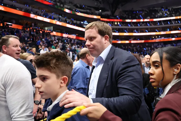 維克多·溫巴尼亞馬在對陣白金漢的比賽中避免了嚴(yán)重受傷，此前他與揚(yáng)尼斯·安特托昆博發(fā)生了驚險碰撞